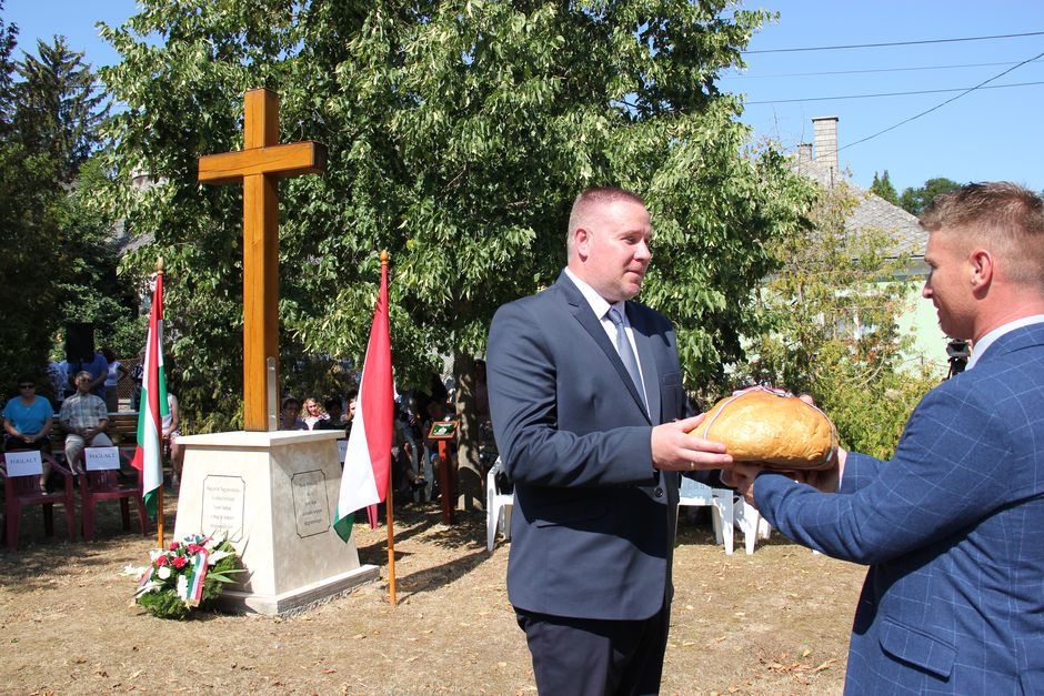 Városunk vezetője átveszi az új kenyeret, melyet jelképesen városunkhoz hasonlított: minden embernek benne van a munkája 