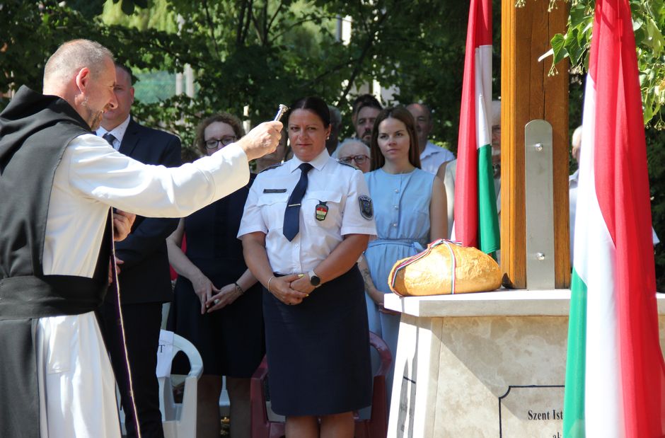 Huszár Lőrinc plébános atya megszenteli az új kenyeret