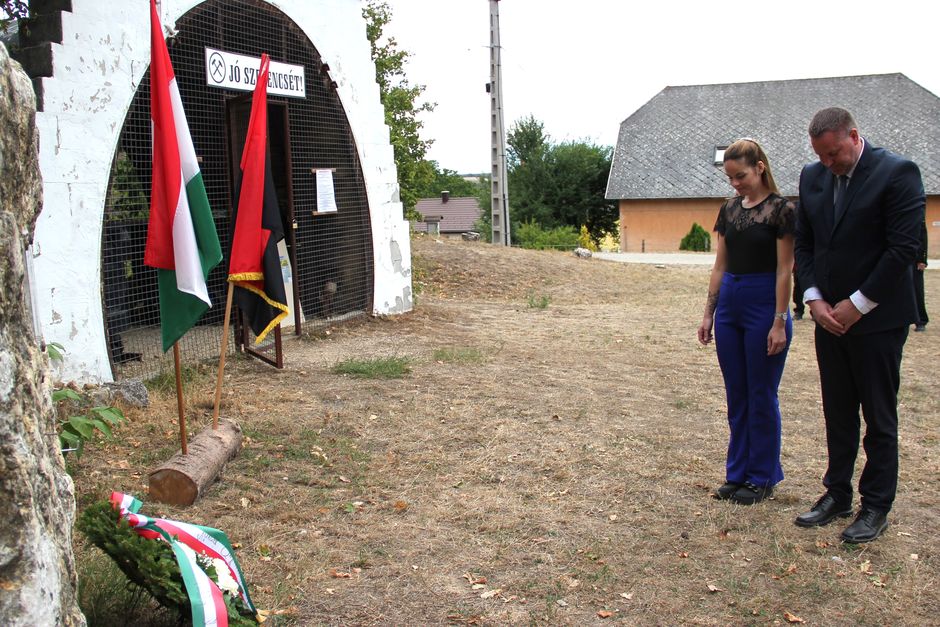 Az önkormányzat részéről Kacsala István polgármester és Kadnár Laura képviselő főhajtása a megkoszorúzott emlékműnél