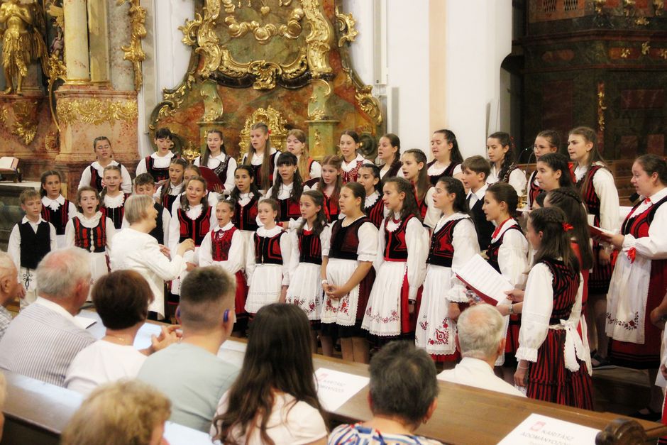 Hatodszor adott koncertet Zircen a Marosszéki Kodály Zoltán Gyermek- és Ifjúsági Kar – Czakó Gabriella vezényel