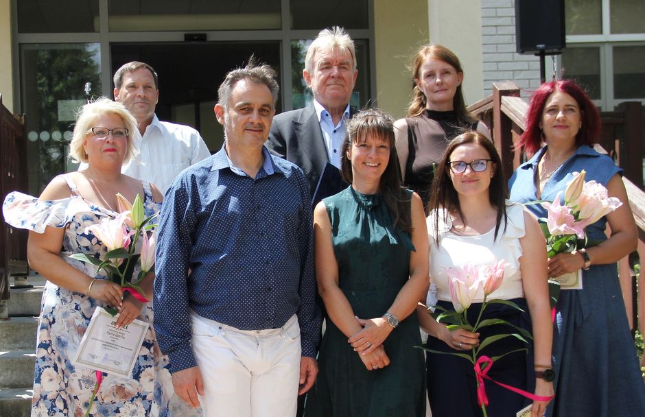 Az elismerésben részesülők egy csoportja dr. Czinkotay Frigyes főigazgatóval és Kuzman Ágnes ápolási igazgatóval