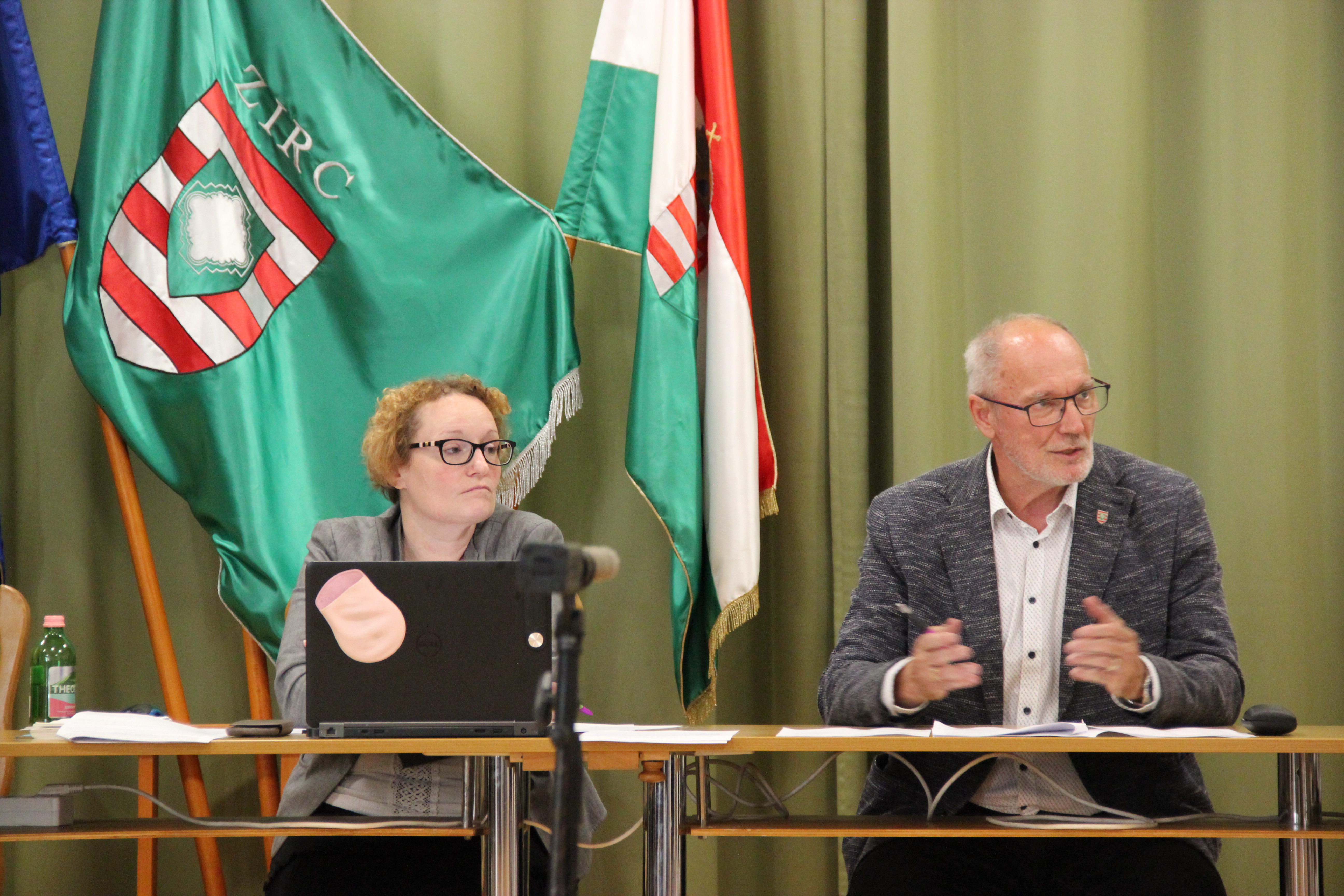 Hellebrandt Ferenc alpolgármester vezette le az ülést és hozzá is szólt. Balról Viziné dr. Horváth Judit jegyző