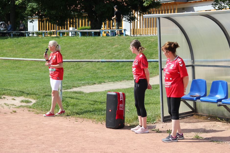 Nemcsak a Football Club Zirc Sportegyesület használja, hanem sportrendezvényeknek is helyet biztosít az Alkotmány utcai sporttelep. A háttérben látható padokat eltávolítják, helyükre mobil lelátót telepítenek