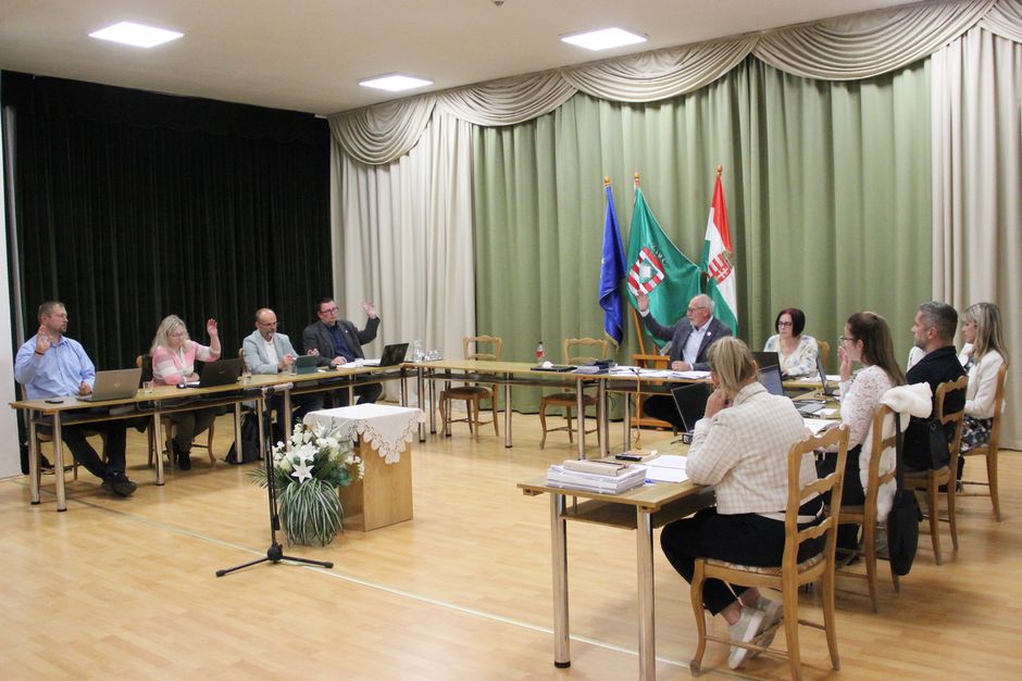 Nem tudott teljes létszámmal jelen lenni a képviselő-testület, Kacsala István polgármester akadályoztatása miatt hiányzott