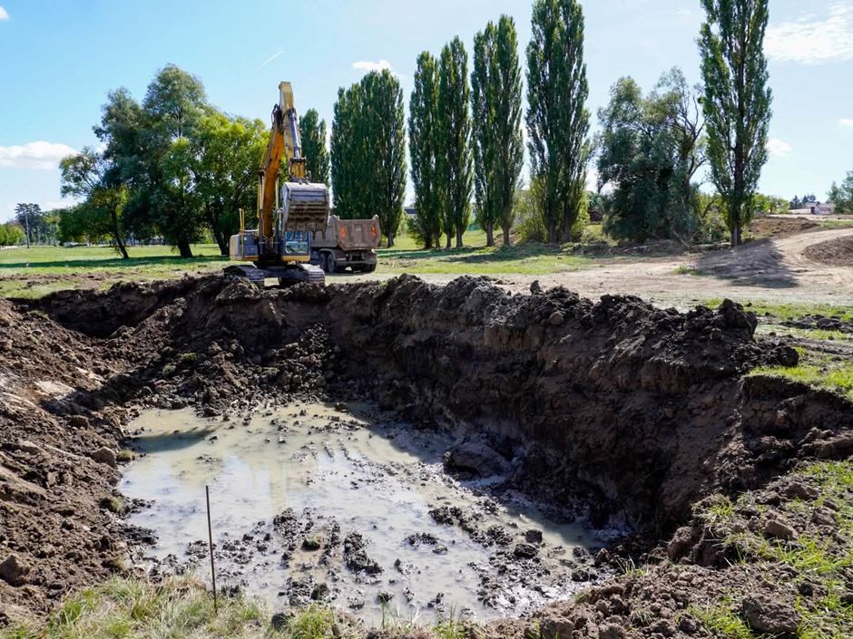 A hosszúréti tó kivitelezési munkálatai is megkezdődtek a közelmúltban a „Komplex fejlesztések Zirc élhetőségének javításáért” projekt keretében (Fotó: Wittmann Csaba / SKB) 